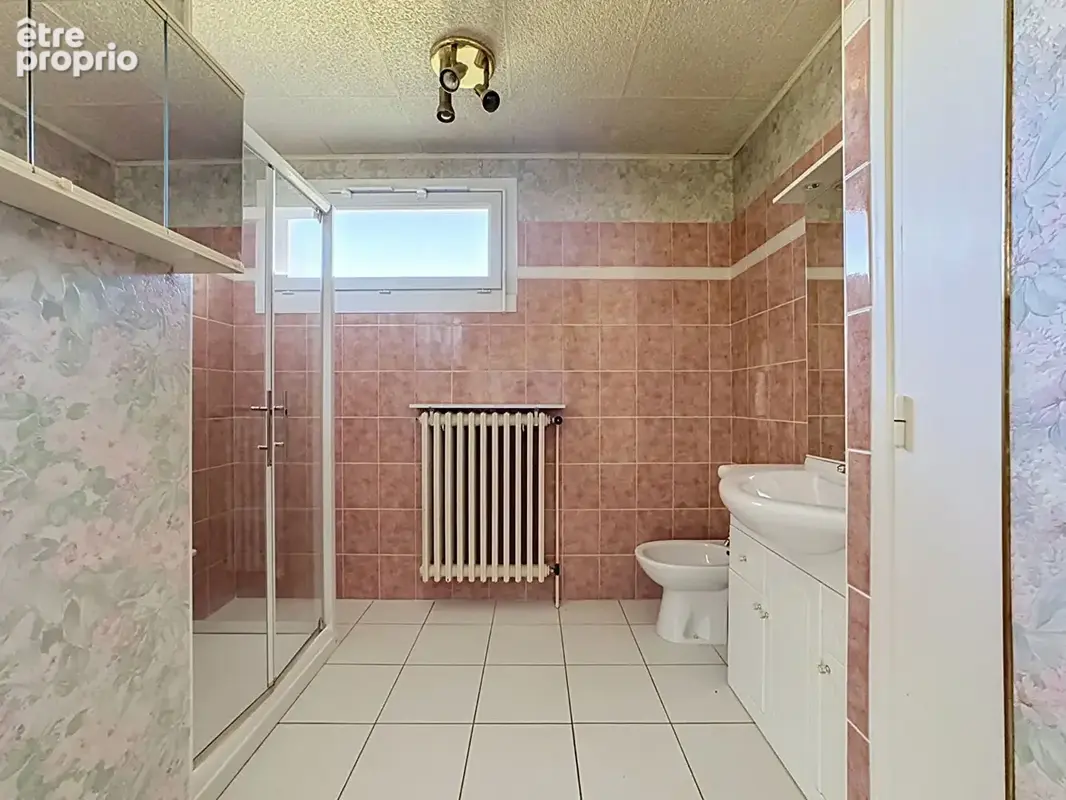 Maison familiale Type 7 de 151.25 m² avec grand rez-de-chaussée, terrain plat de 1 228 m² et vue montagnes ! - photo 13