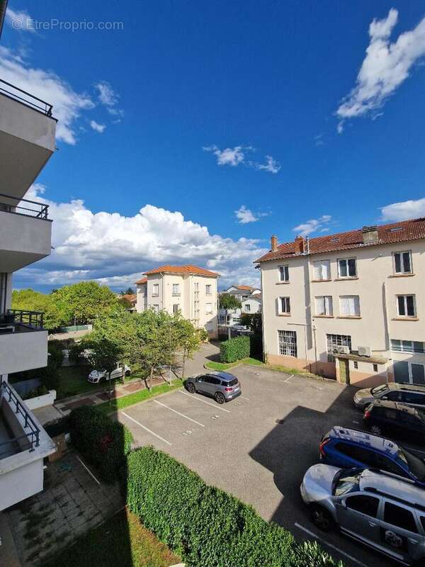   - Appartement à SAINT-PRIEST