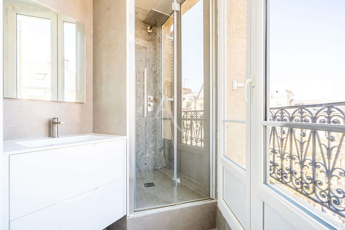 Appartement à PARIS-8E