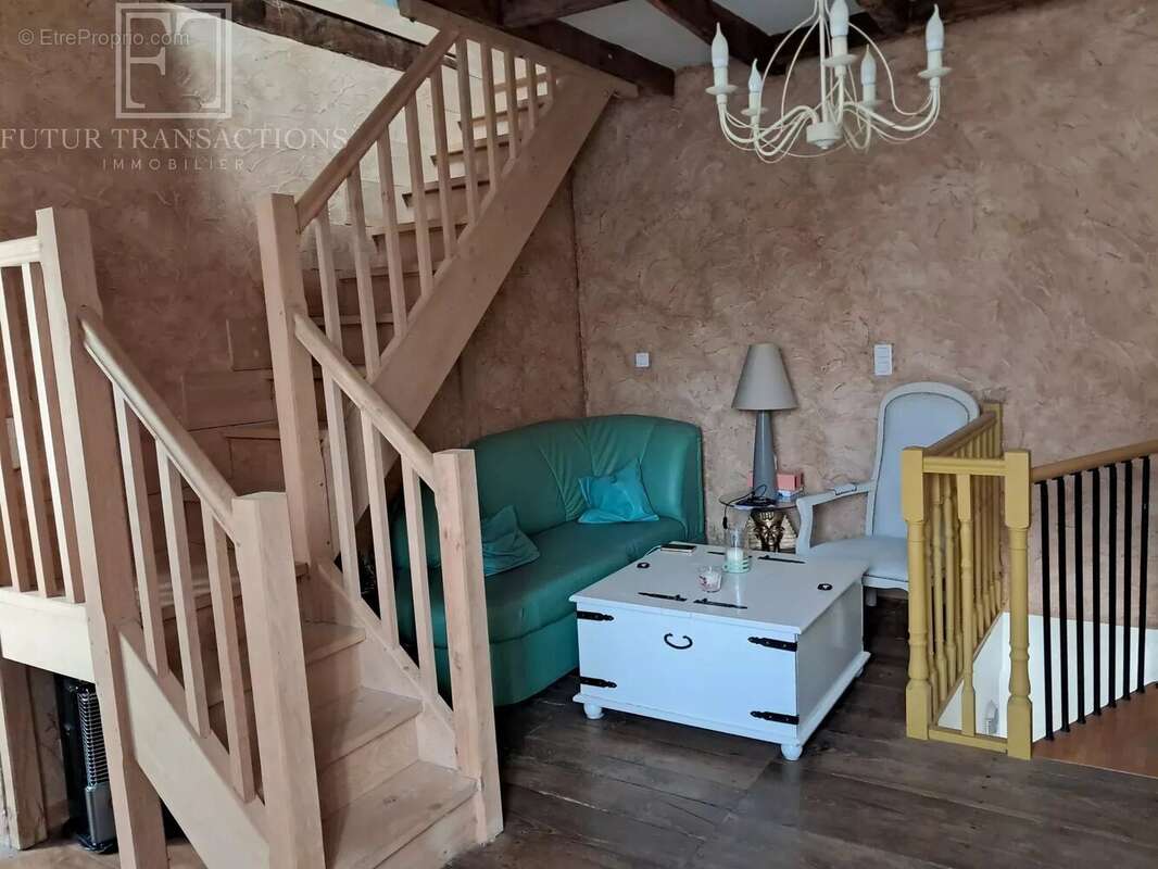 Maison à JAVERLHAC-ET-LA-CHAPELLE-SAINT-ROBERT