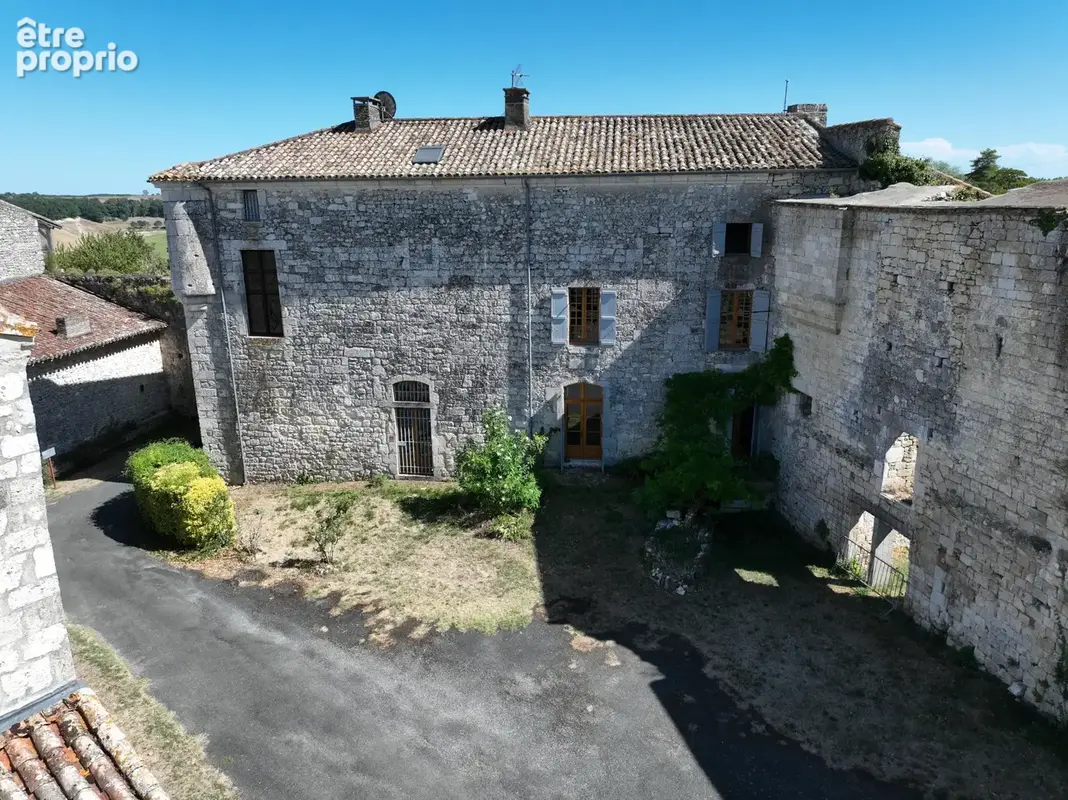 château d'exception au cœur d'un village historique - photo 2