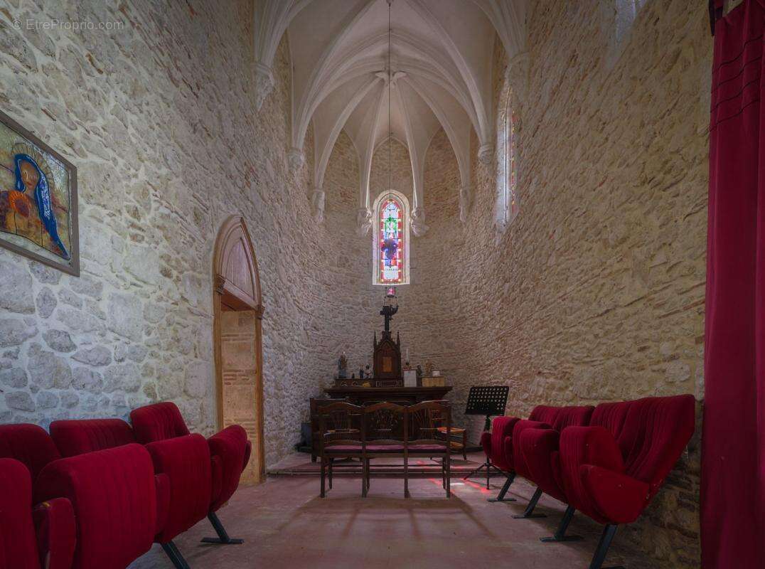 Château entièrement restauré sur 5 hectares de terrain (dont 2 hectares de bois et 3 sources d'eau) - photo 7