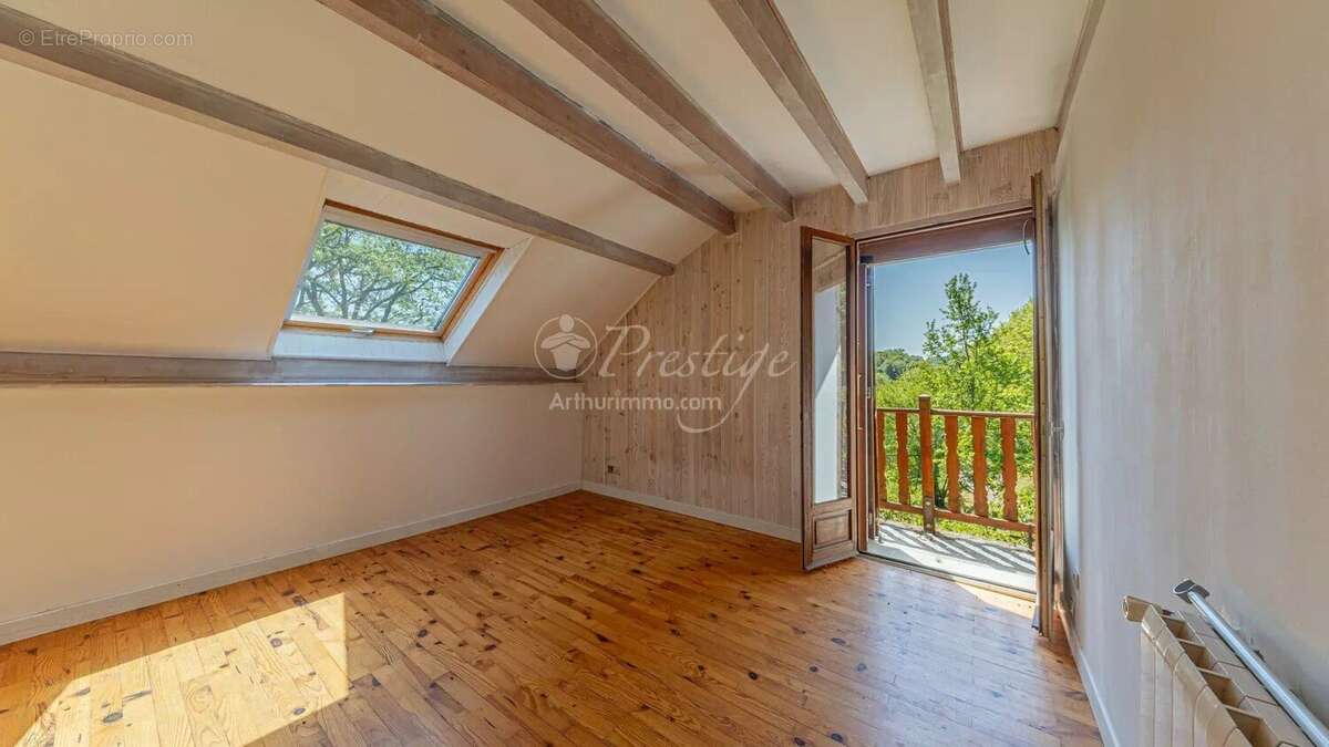 Maison à LA CHAPELLE-DU-MONT-DU-CHAT