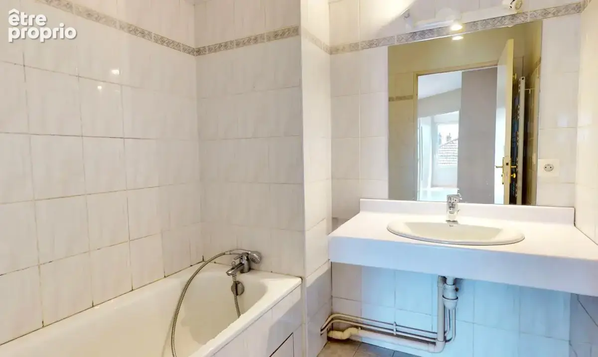 Rare T3 au coeur de Montchat avec balcon et garage ! - photo 8