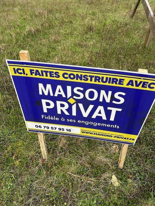 Terrain à LES HERBIERS