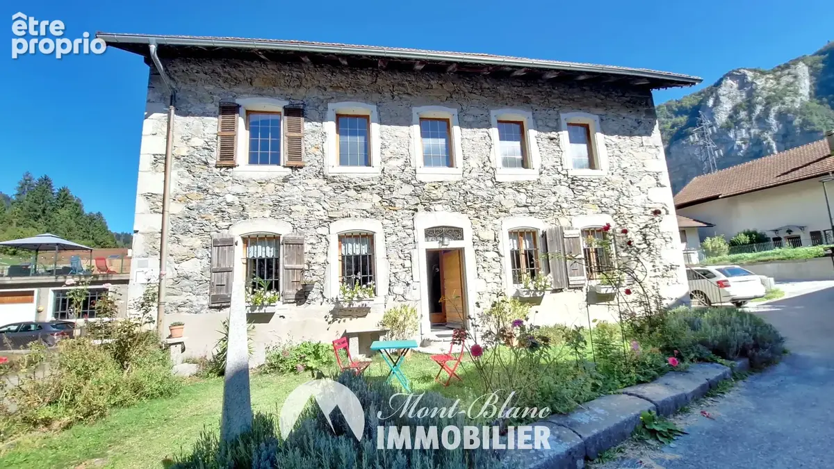 Une maison de caractère pleine de charme et de possibilités - photo 1