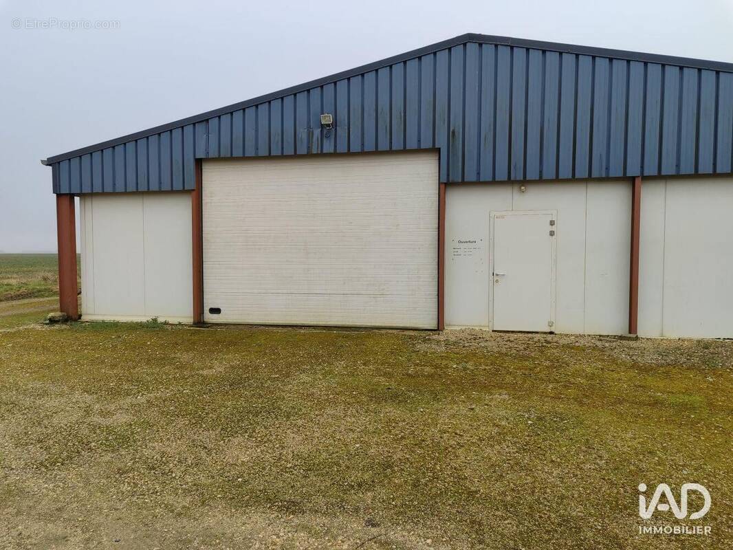 Photo 1 - Commerce à PRUNAY-LE-GILLON