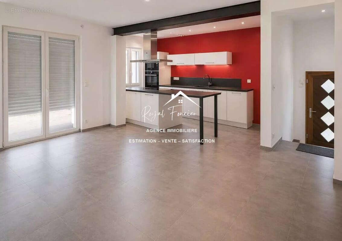 Belle pièce de vie ouverte sur la cuisine A et E  - Maison à CHATELLERAULT