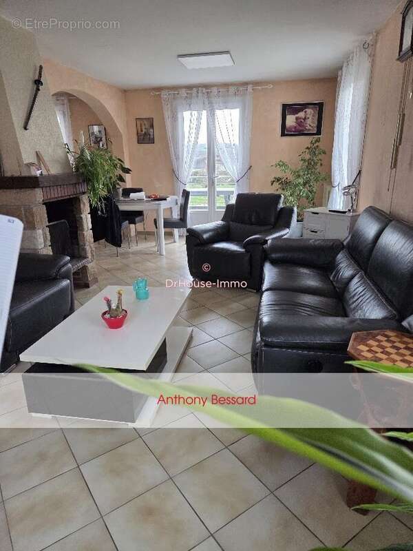 Maison à CREUZIER-LE-VIEUX