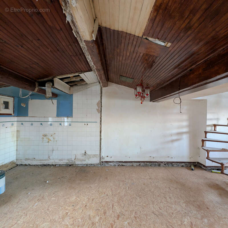 Appartement en duplex avec terrasse à rénover - photo 9