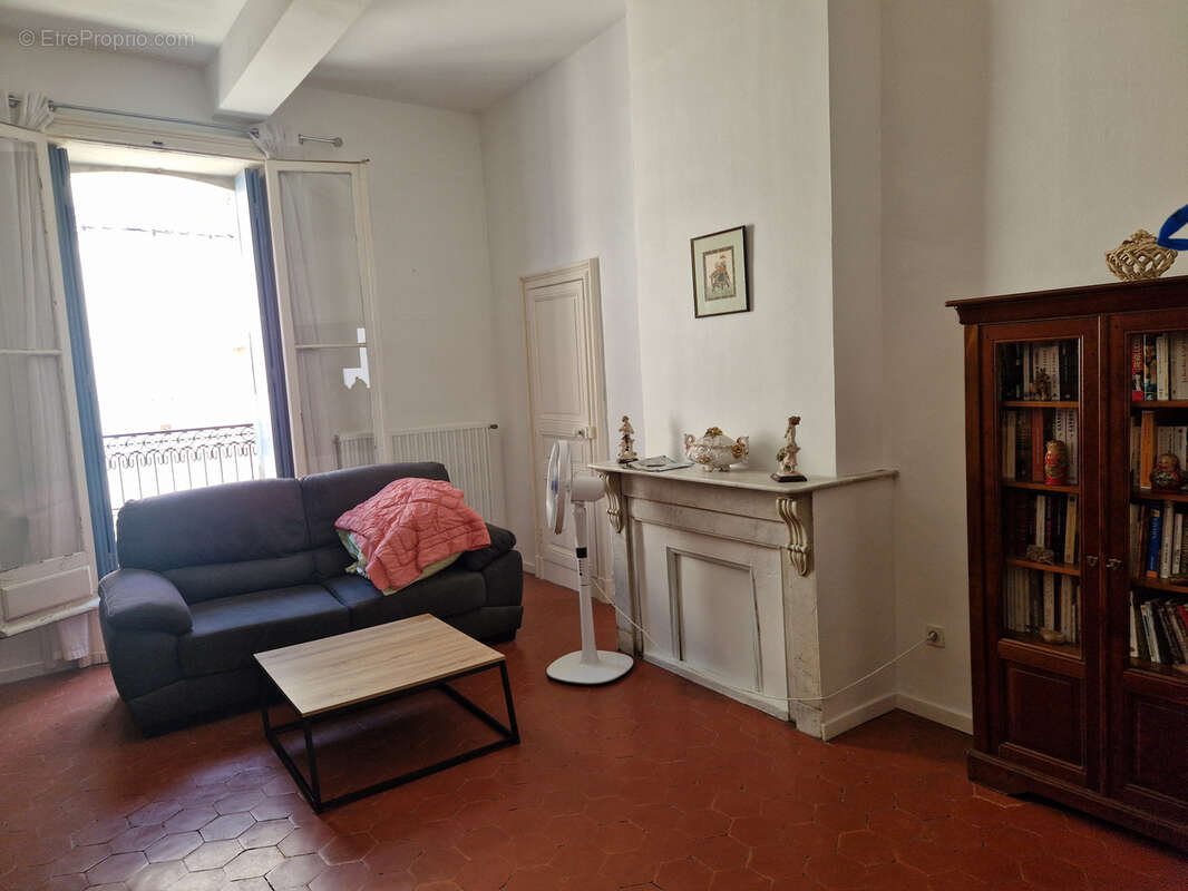 Appartement T3/4 + cave  Mairie. - photo 2
