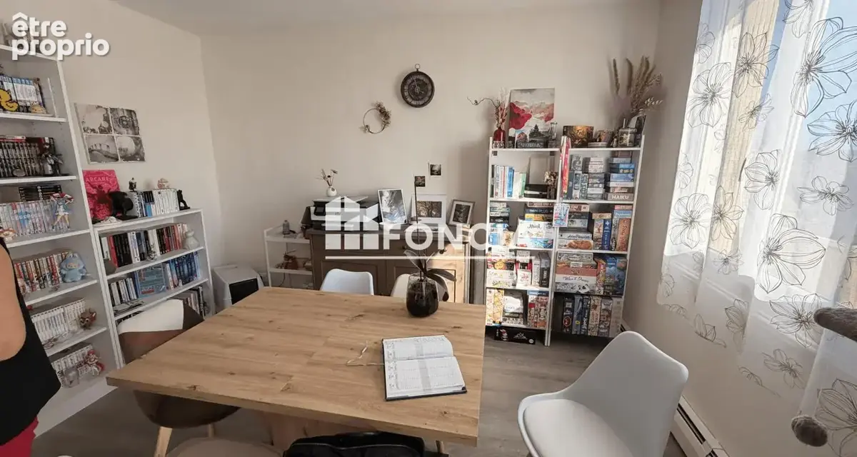  **Coup de cœur assuré !** Découvrez ce bel appartement de 75 m², entièrement rénové, situé au dernier étage de la résidence. Il - photo 3