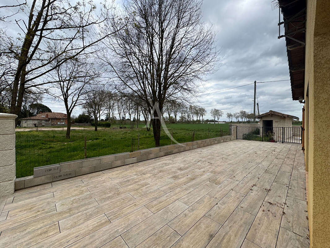Lisle sur Tarn . Maison de +/- 193 m² - photo 13
