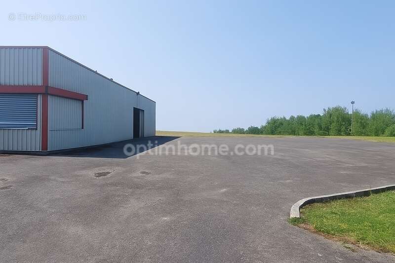 REBAIS - Terrain de 8500m² environ avec 2 batiments industriels de 1800m² - photo 2