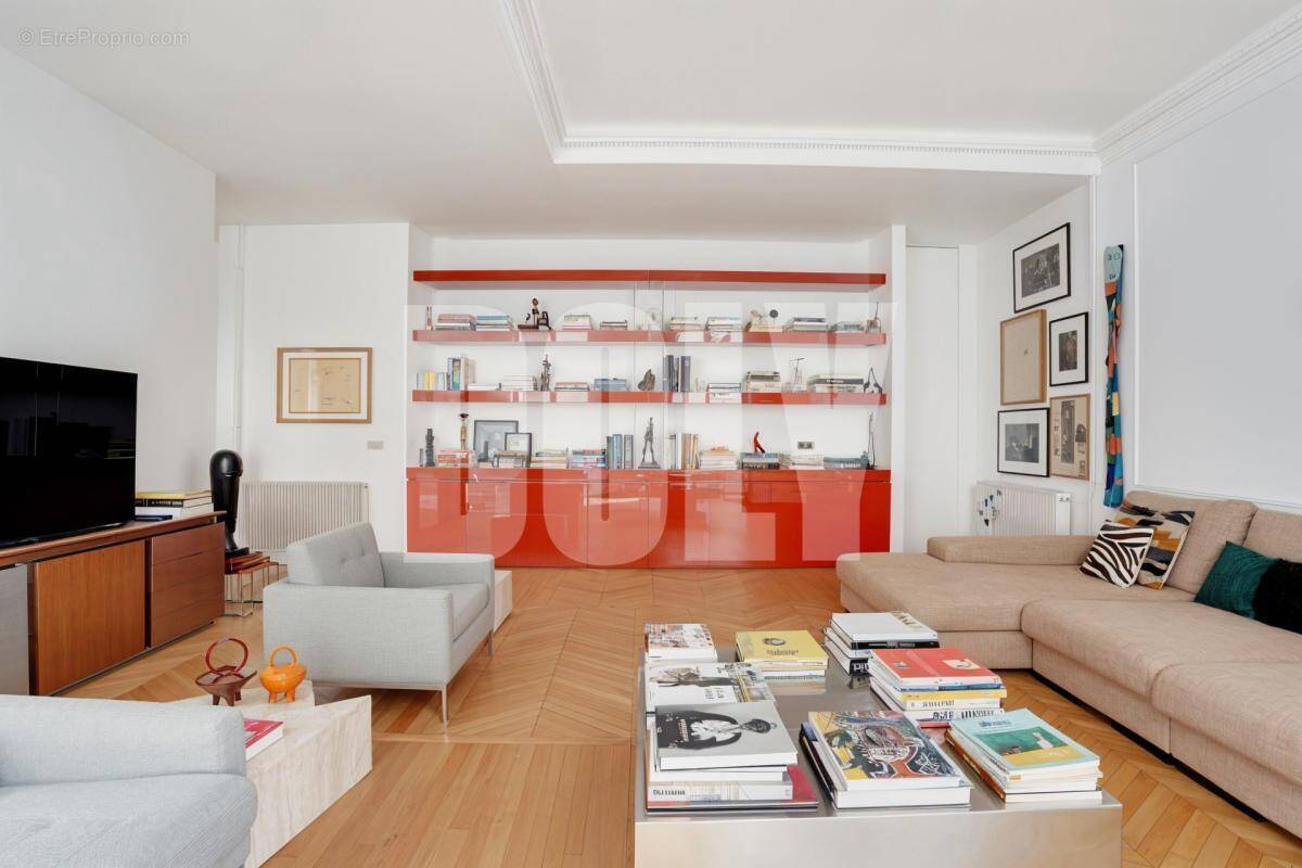 Appartement à PARIS-16E