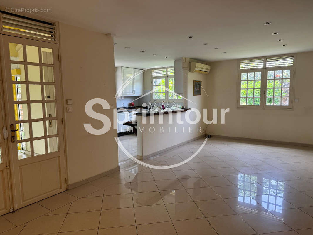À VENDRE   BAIE-MAHAULT Villa Créole T6 avec Piscine sur Terrain de 1000 m2 - photo 10