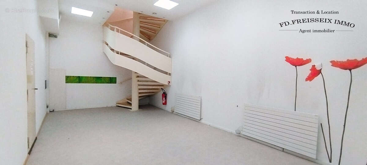 Escalier sous sol / Rdc - Commerce à PARIS-13E