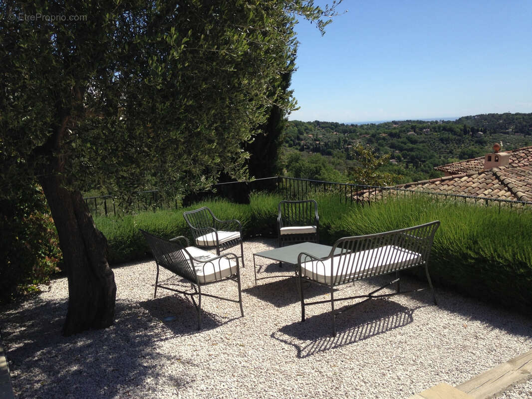 Maison à CHATEAUNEUF-GRASSE