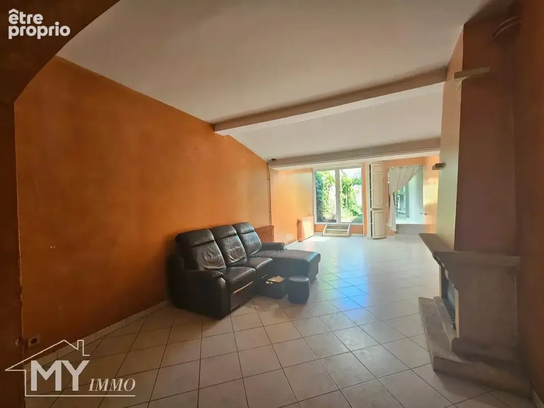 Immeuble de 164 m² habitable avec local commercial, patio et garage - photo 3