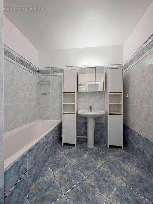   - Appartement à SAINT-LAURENT-DU-VAR