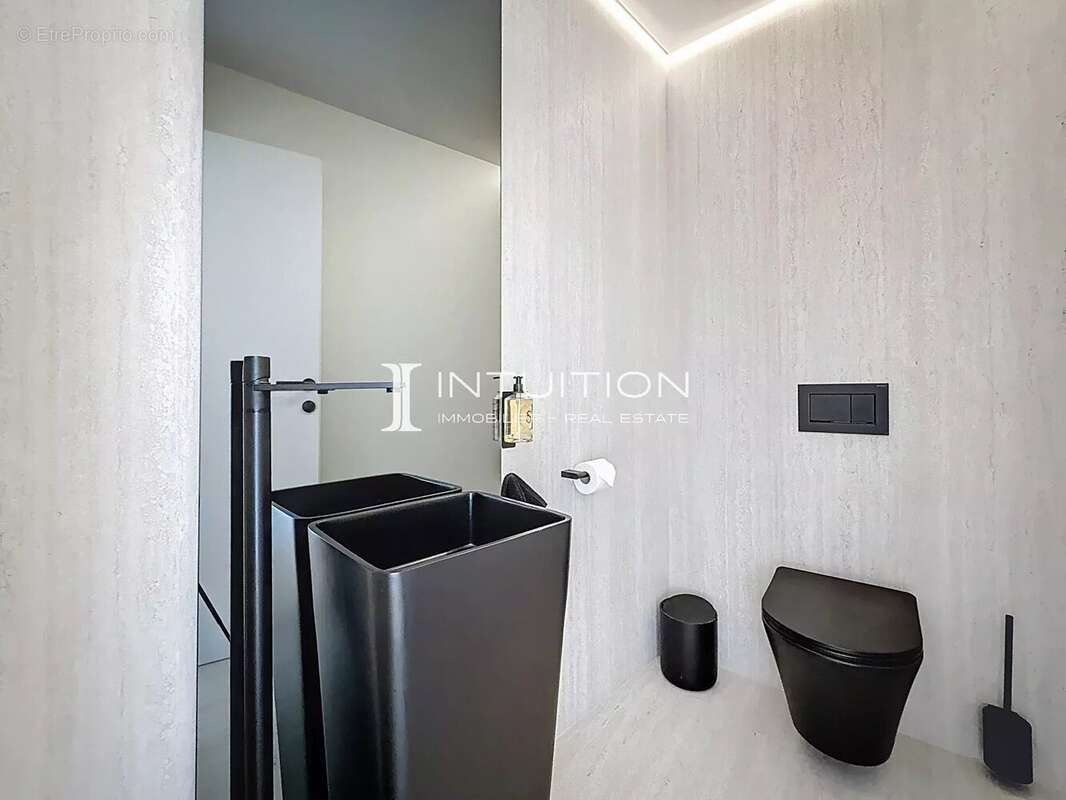 Saint Laurent du Var : 3 pièces entièrement rénové au dernier étage avec garage - photo 14