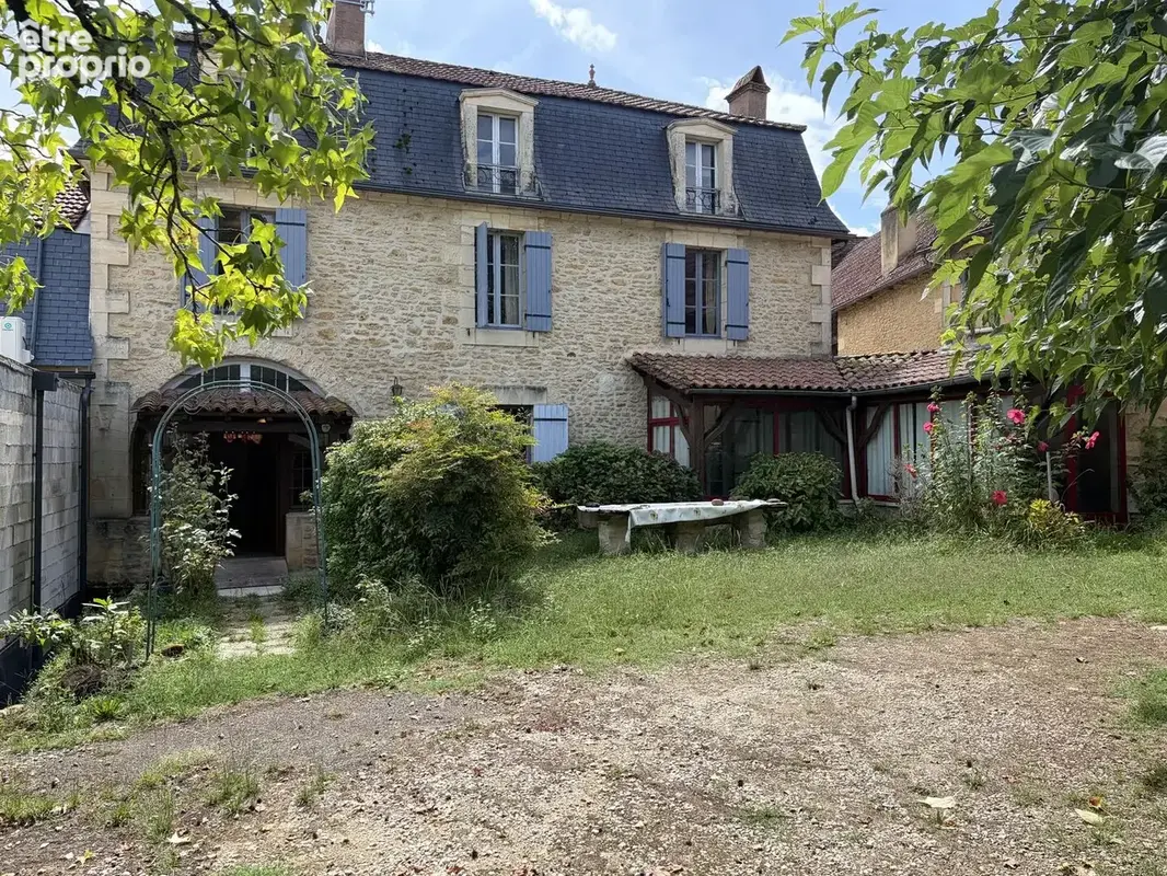 Demeure de caractère de 235 m², 5 chambres, dépendances et puits, proche des commerces - photo 2