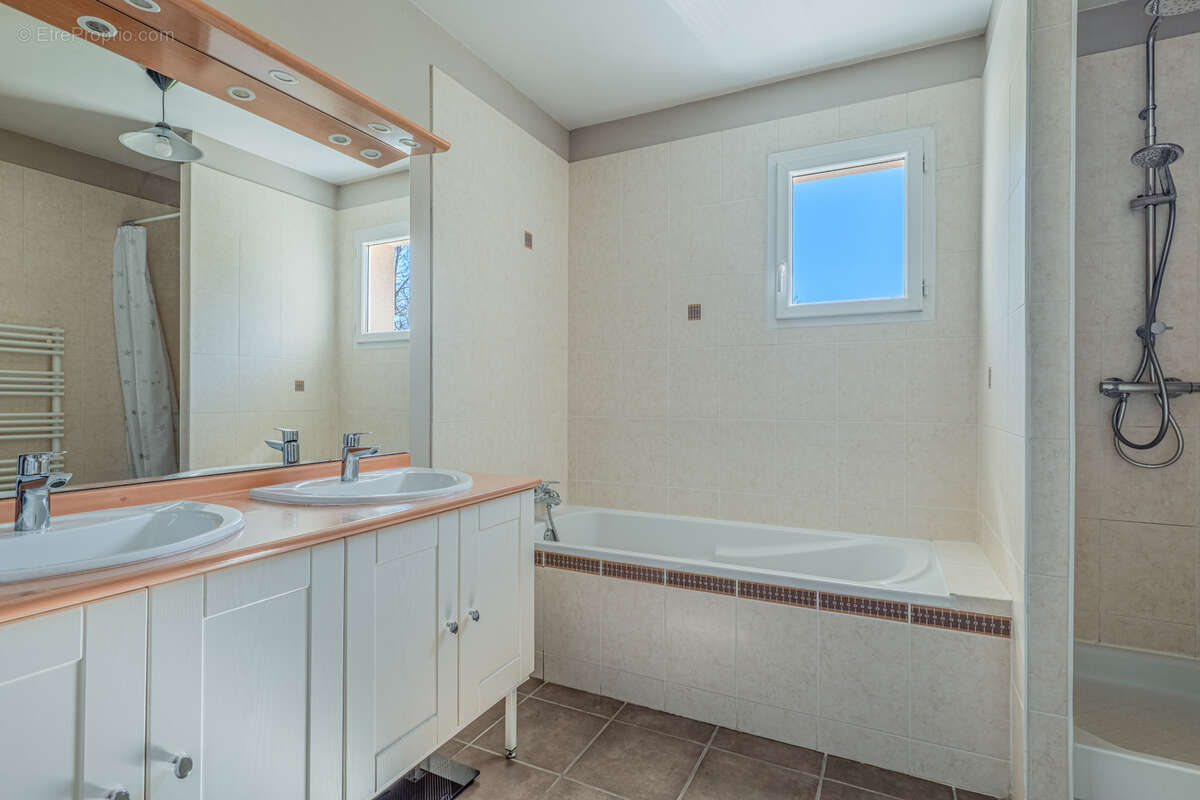 Maison à LA TOUR-DE-SALVAGNY