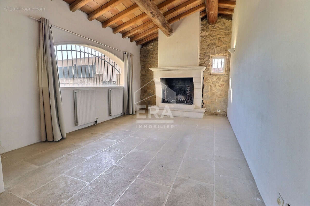 Maison à ENTRAIGUES-SUR-LA-SORGUE
