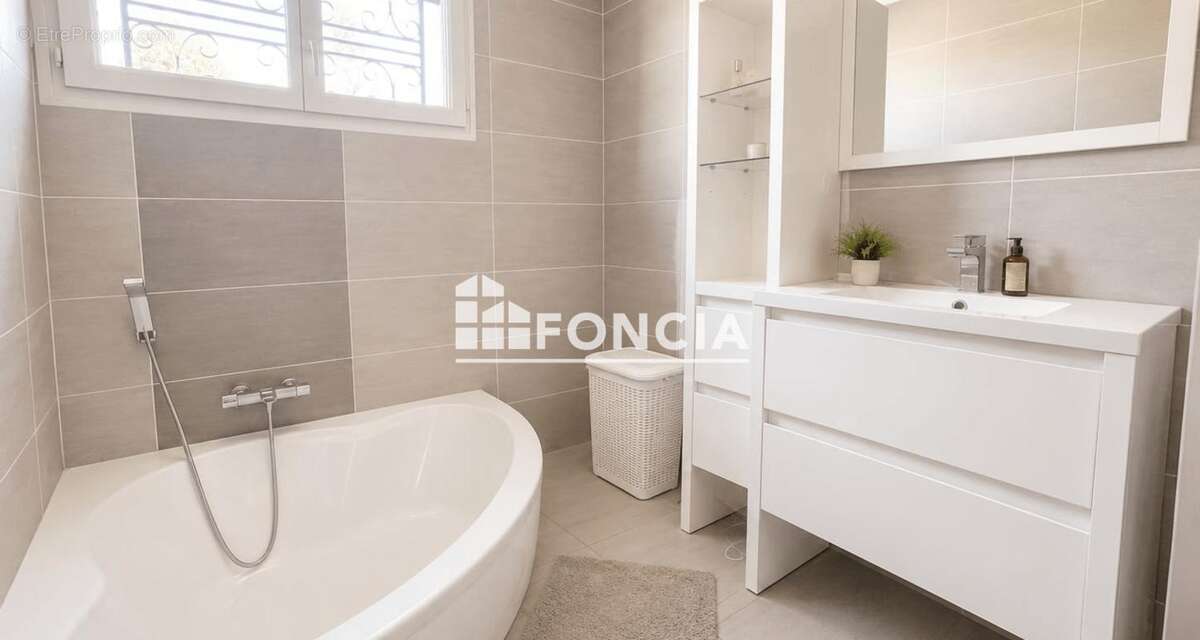 TOUSSIEUX (01600) – Maison familiale de 150 m² sur un terrain de plus de 1 800 m² avec piscine, jacuzzi et vue dégagée - photo 8