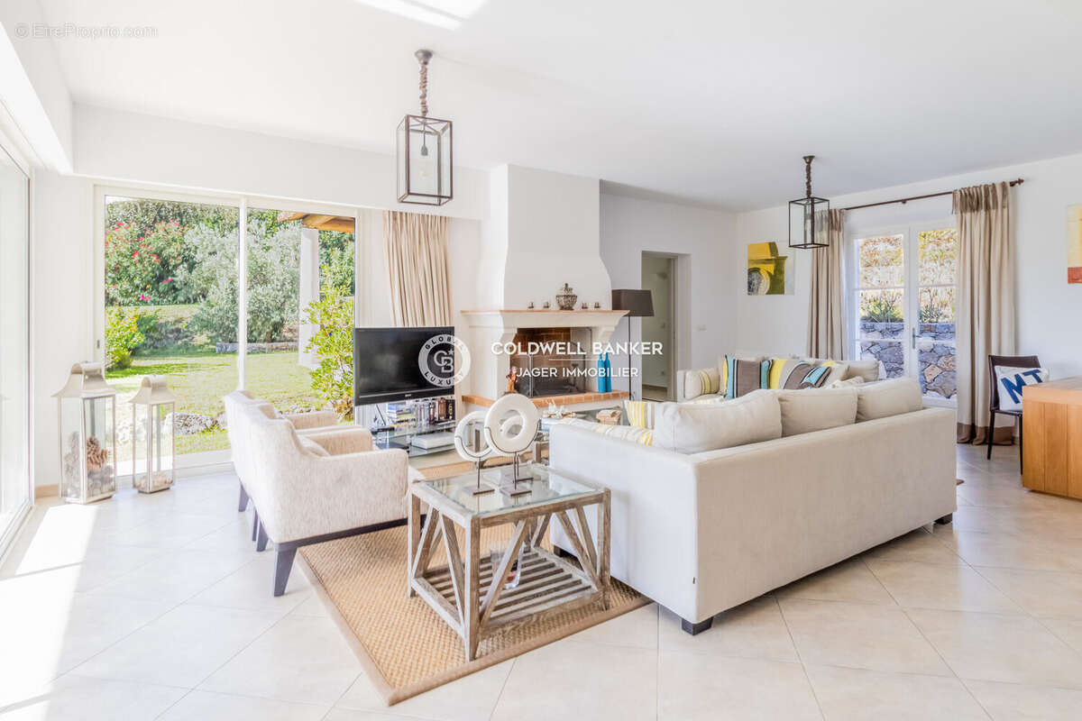 Maison 220 m² à Grimaud  - photo 7