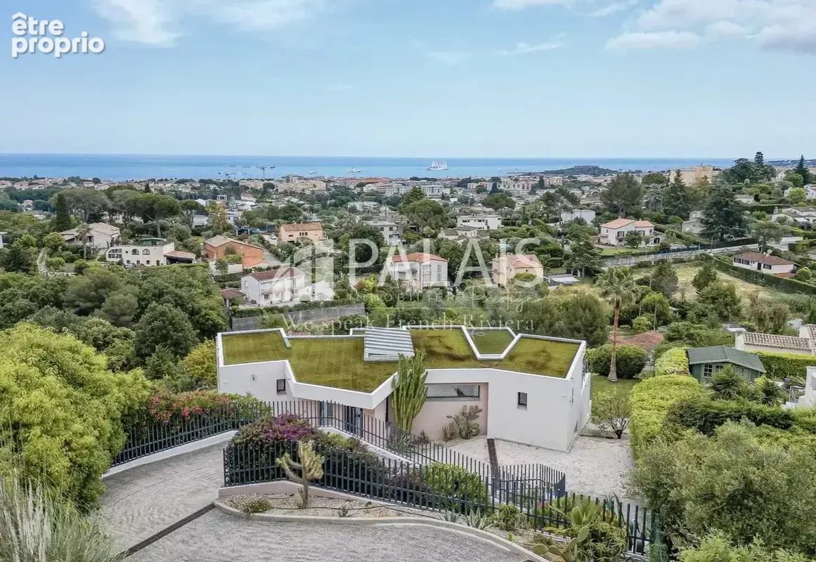 ANTIBES – RASTINES // Villa Contemporaine 240 m² – Jardin – Piscine – Vue Panoramique - photo 16