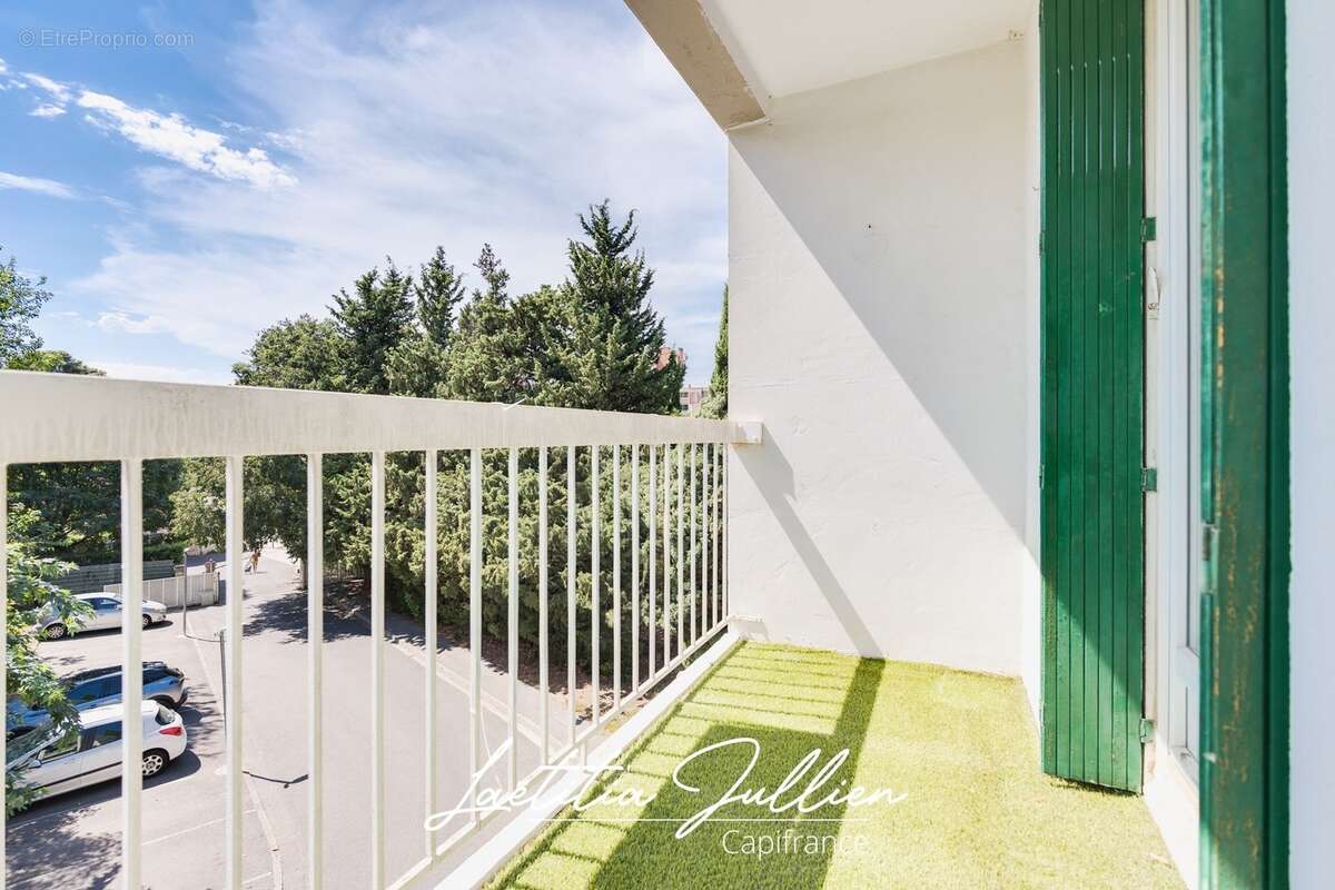 En exclusivité par Laëtitia JULLIEN – Marseille 10ème – Les Collines – T4 traversant de 83,83 m² avec balcon et loggia au pied d - photo 4