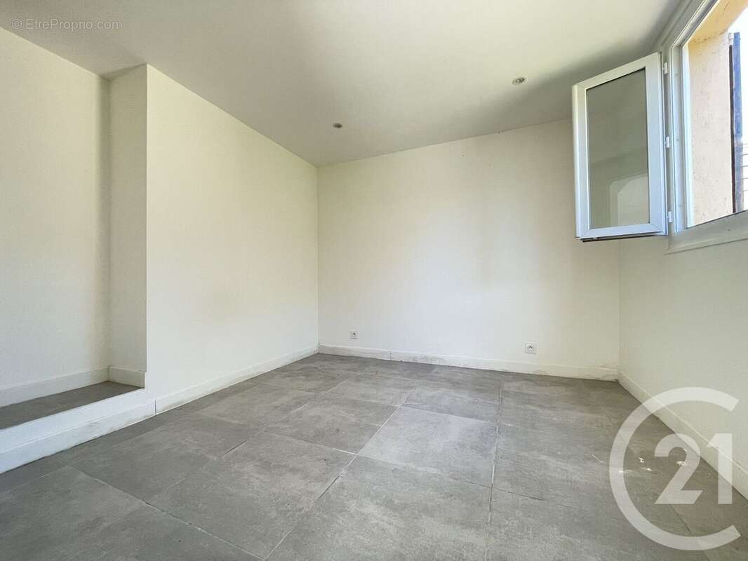 Maison à SAINT-LAURENT-DU-VAR