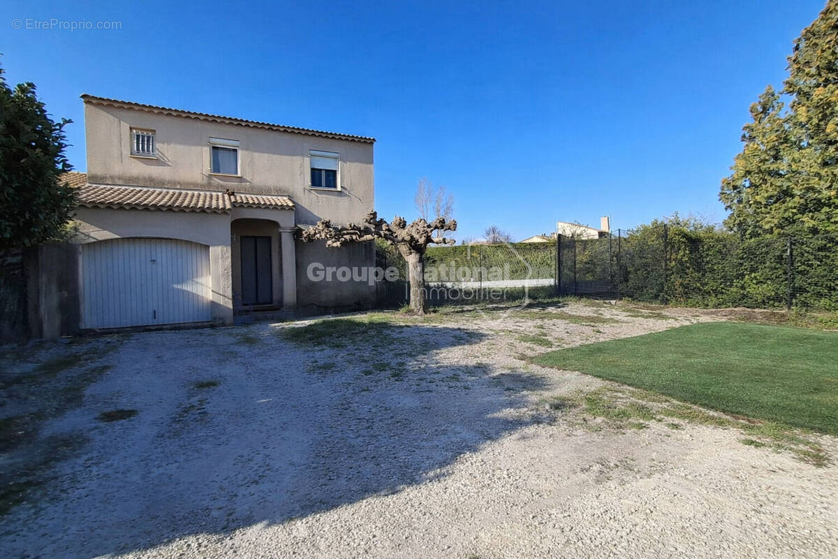 Maison à ENTRAIGUES-SUR-LA-SORGUE