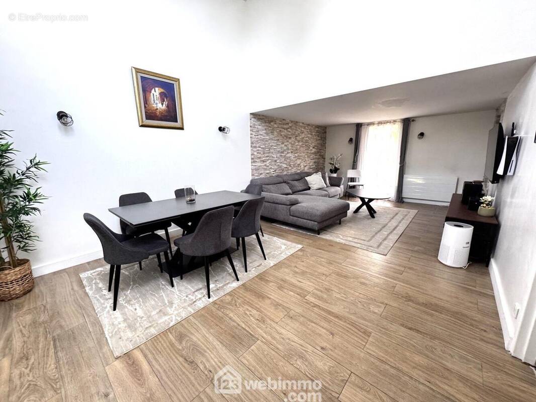 autre vue de cette grande pièce de vie - Maison à BONDOUFLE