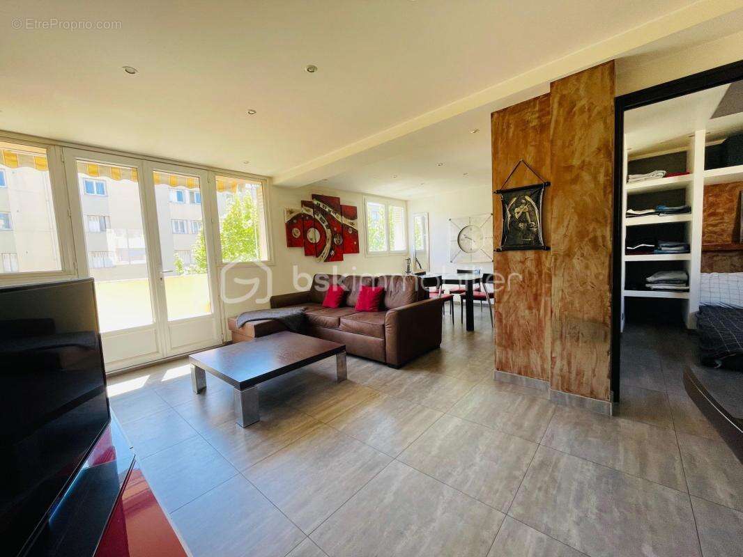 Appartement T2 rénové, résidence sécurisée, quartier en plein essor - photo 2