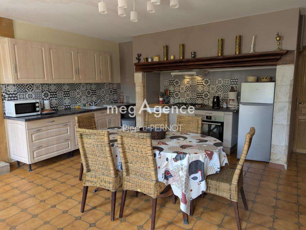 Grande propriété en Pierre avec dépendances - photo 3
