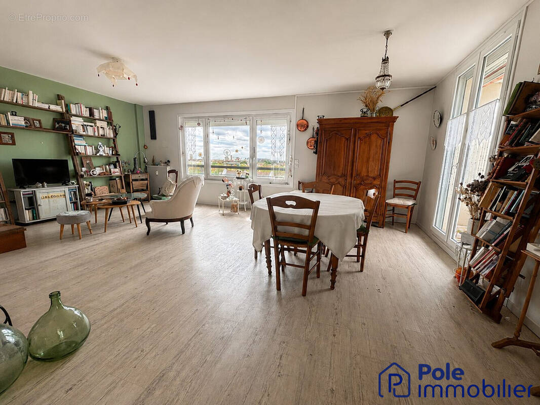 CAEN RIVE-DROITE- SEJOUR-SALON OUVERT SUR LA CUISINE - Appartement à CAEN