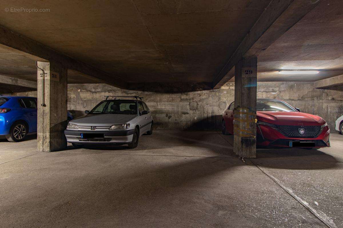 Parking à PARIS-18E