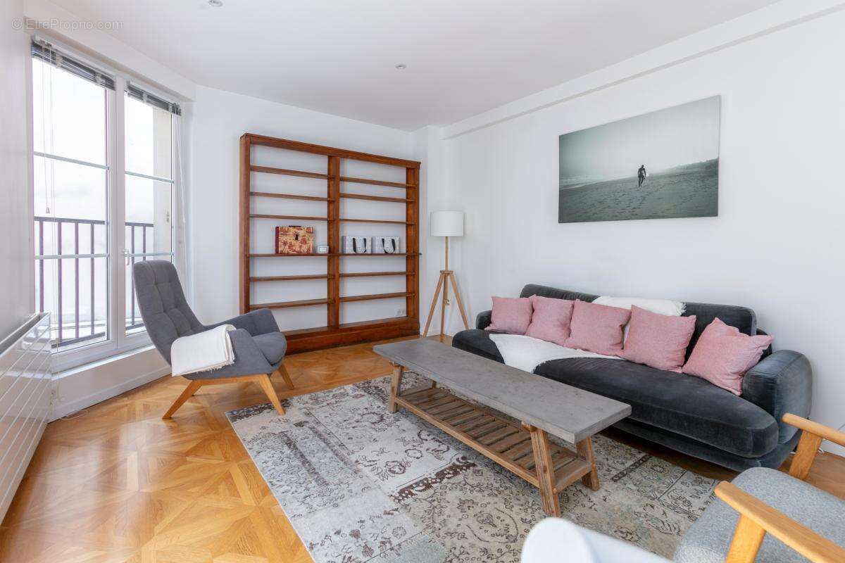 Appartement à PARIS-16E