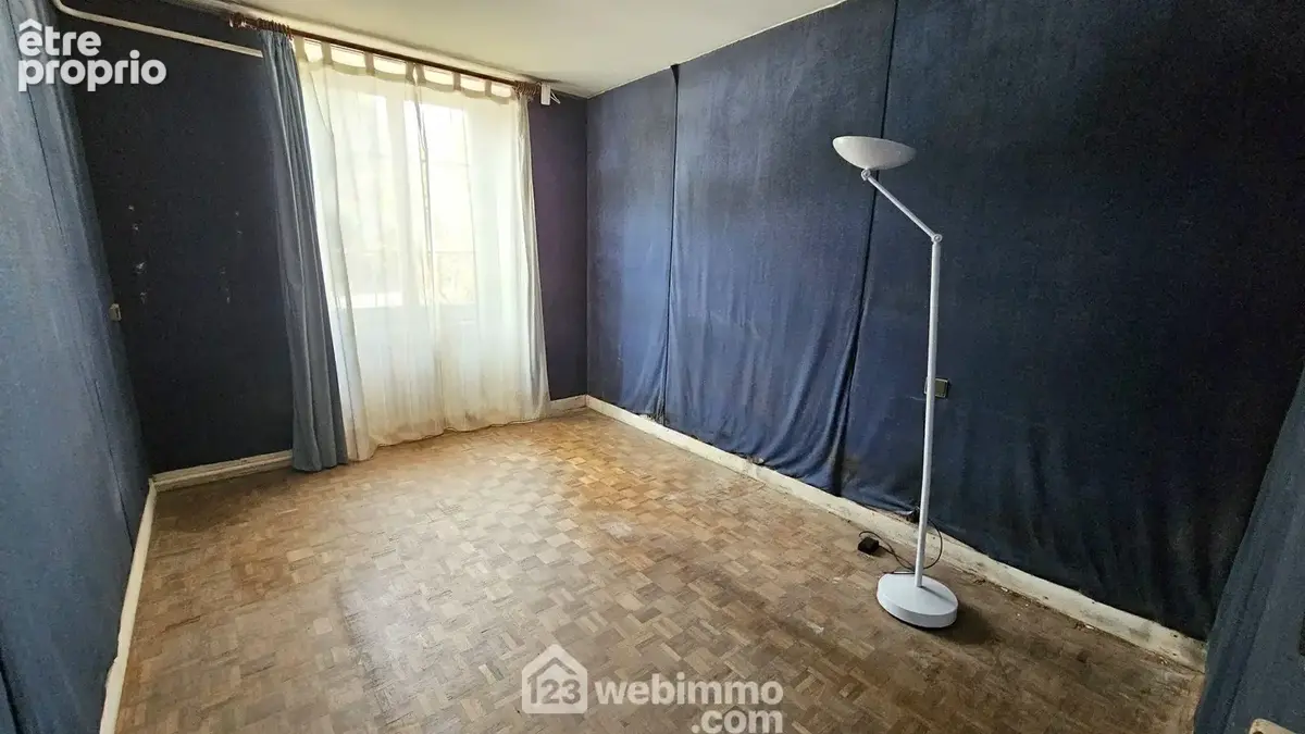 Au RDC, une chambre de 11 m² toute parquetée.