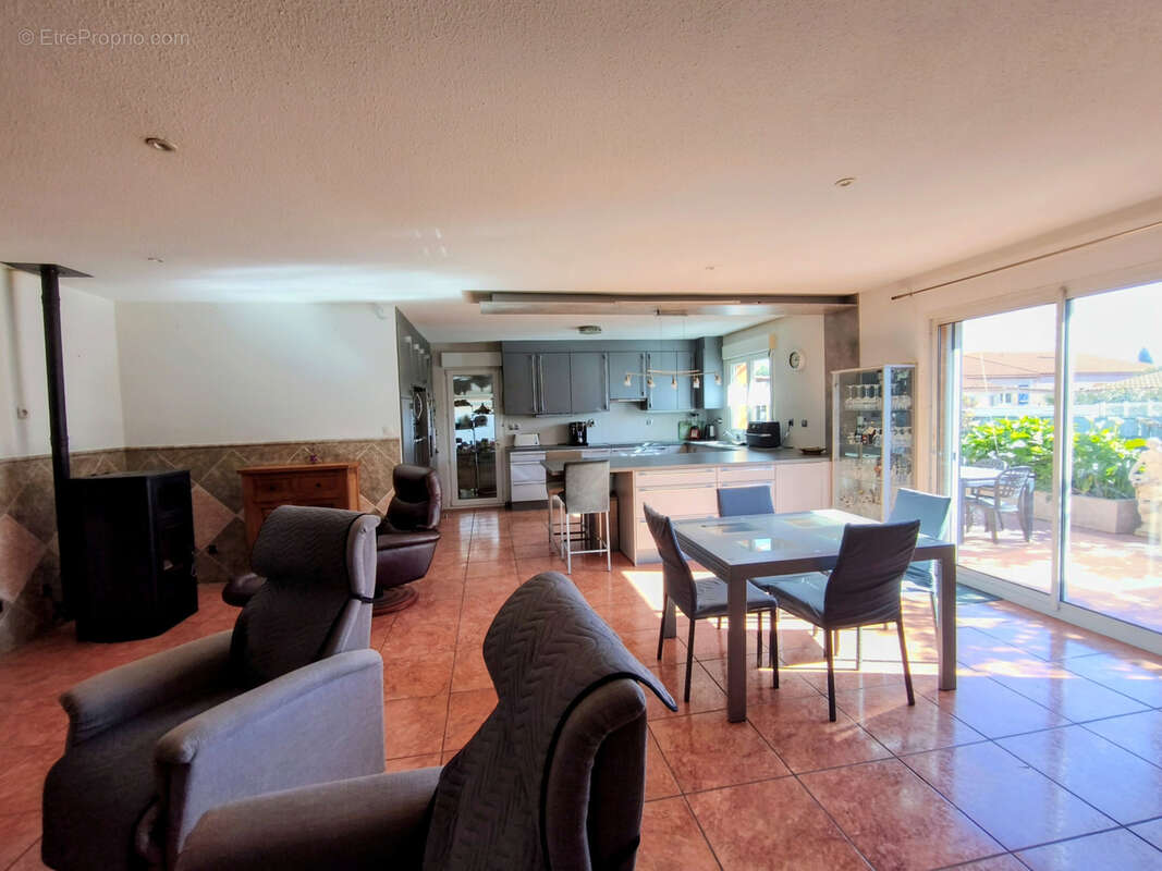 Maison à SAINT-LAURENT-DE-LA-SALANQUE