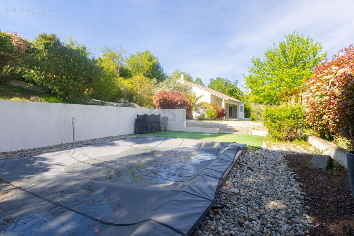 Maison à CHARMES-SUR-RHONE