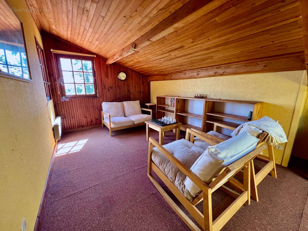 À quelques minutes du centre de Laroque-Timbaut, venez découvrir cet ensemble immobilier  d'environ 150 m² avec gîte et piscine, - photo 10