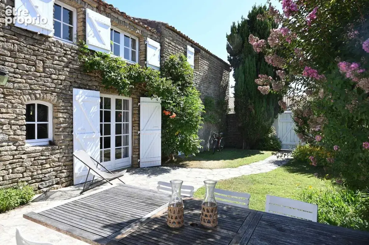 Belle propriété plein centre du village avec cours et jardin Les Portes En Re A VENDRE - photo 2