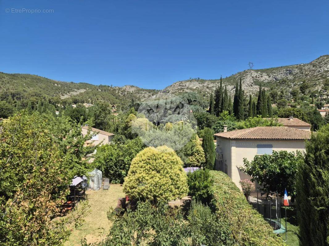 Appartement à ROQUEVAIRE