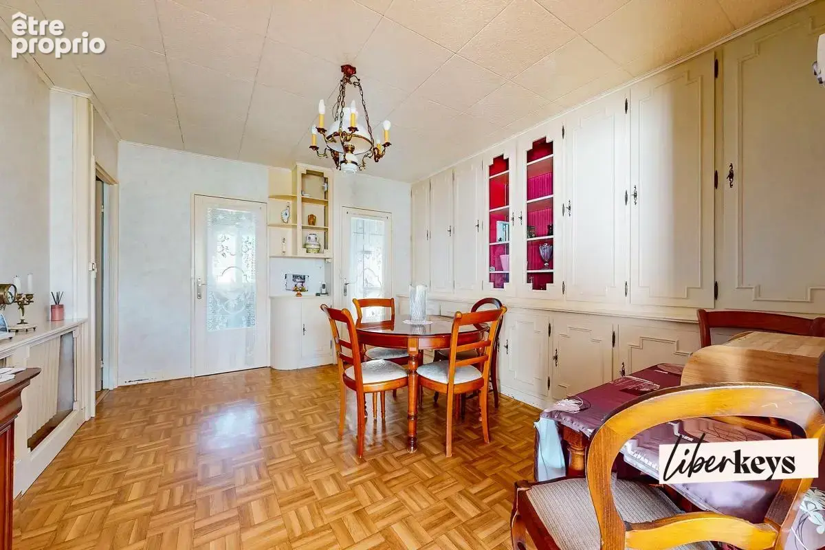 Plaisir – Maison familiale de plain-pied - 5 pièces - 120 m² au sol avec jardin et garage, proche gare - photo 9