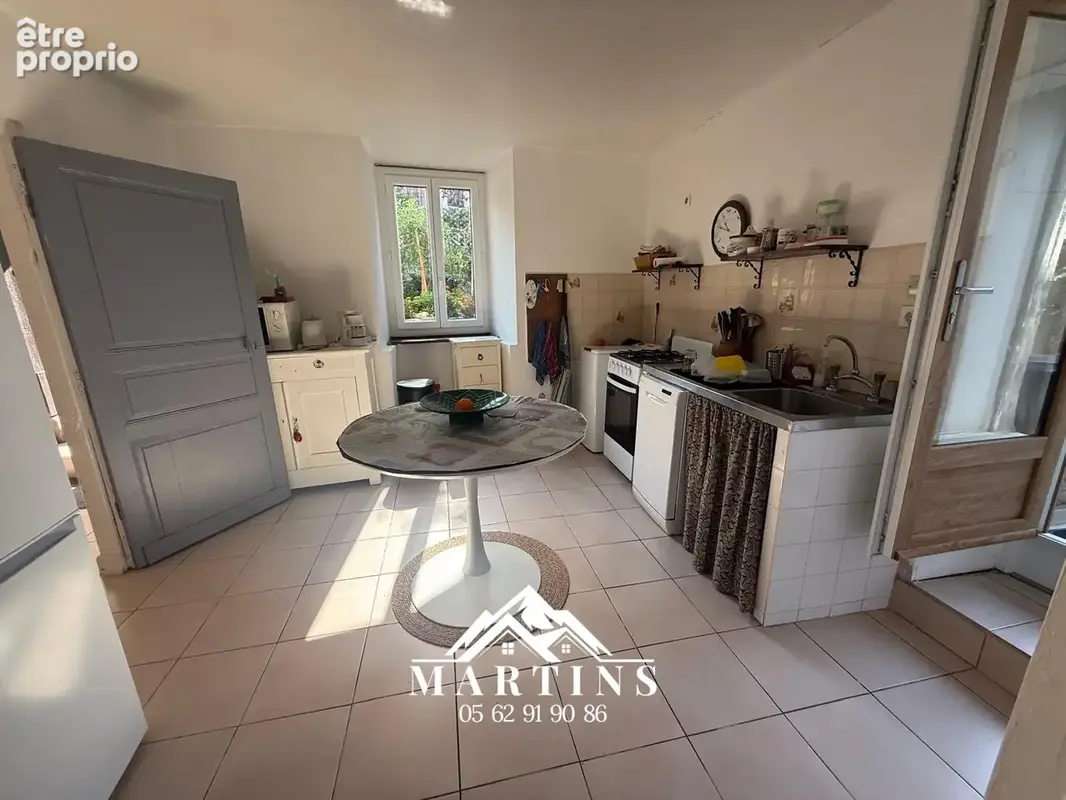 EXCLUSIVITE / ARGELES-GAZOST - Centre-ville - Maison édifiée sur 3 niveaux de 135m2 habitables + jardinet. - photo 13
