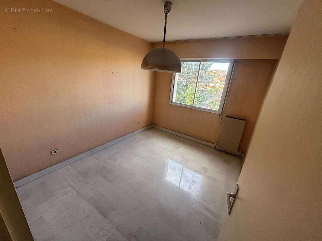 Appartement à SAINT-LAURENT-DU-VAR