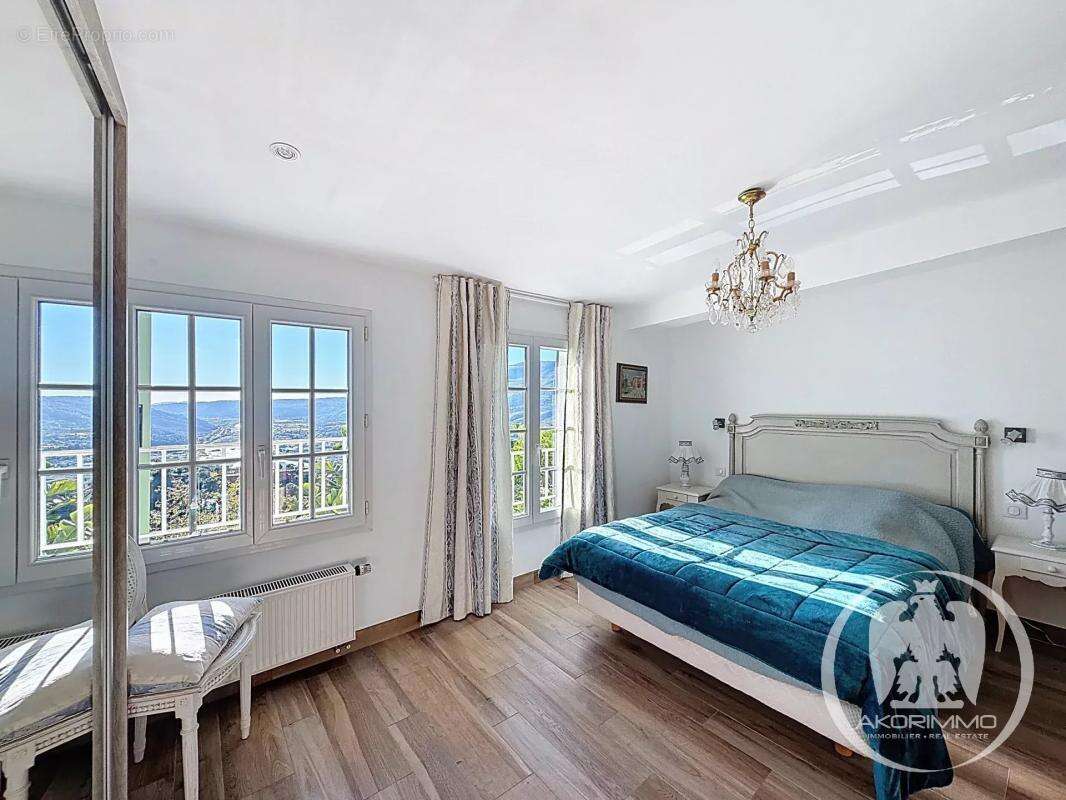 Maison à CASTAGNIERS